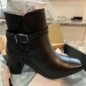 Brand new Naturalizer ankle boots. WEATHERPROOF